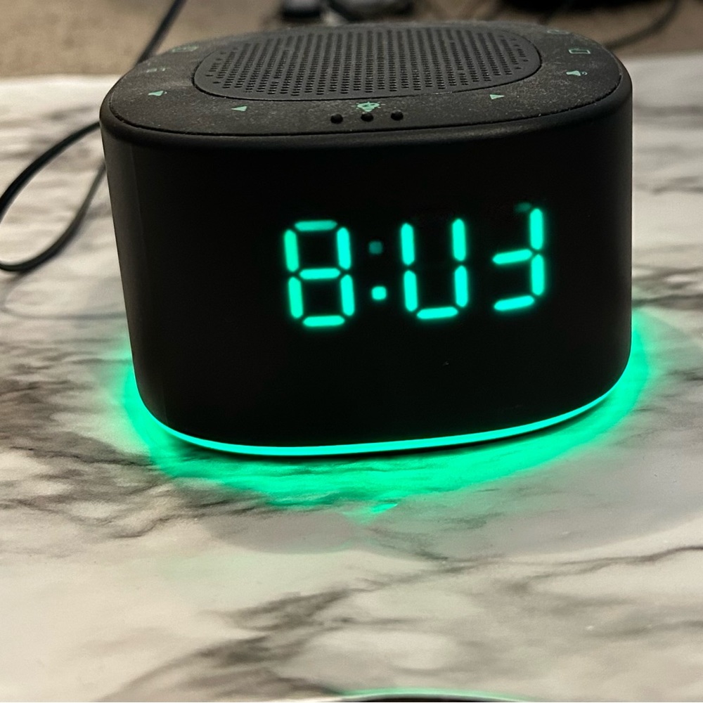 Alarm clock radio - Picture 1 of 3